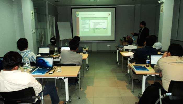 Manuel explica algunas de las nuevas funciones