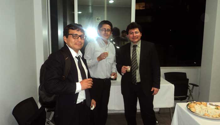 Manuel con dos asistentes a la charla