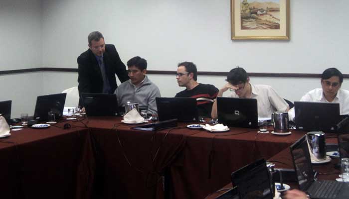 Revisando el avance de los participantes en la sesión de ejercicios