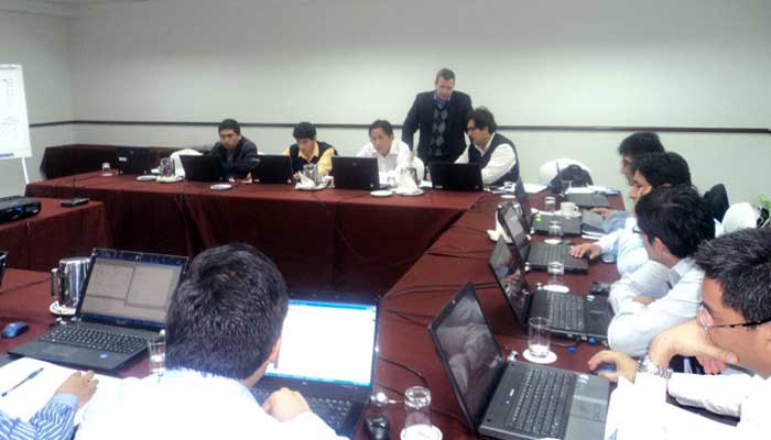 Intercambiando opiniones sobre como desarrollar uno de los ejercicios