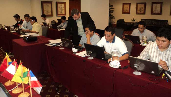 El expositor Flavio Fernández de DigSilent revisando los avances en los ejercicios