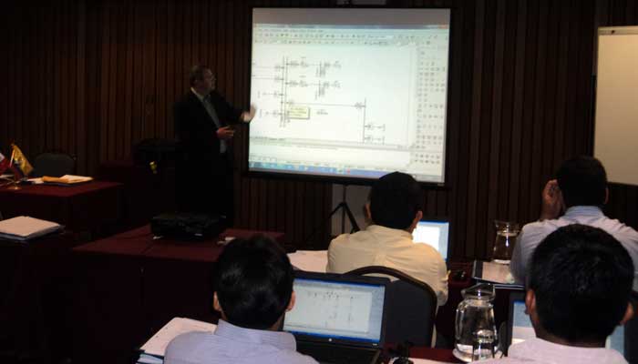 Flavio explica algunos conceptos con un diagrama unifilar