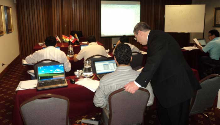 Revisando el avance de los participantes en la sesión de ejercicios