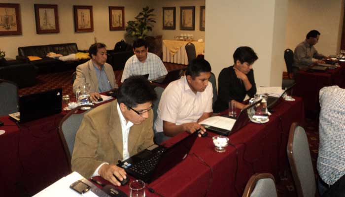 Los participantes desarrollando los ejercicios