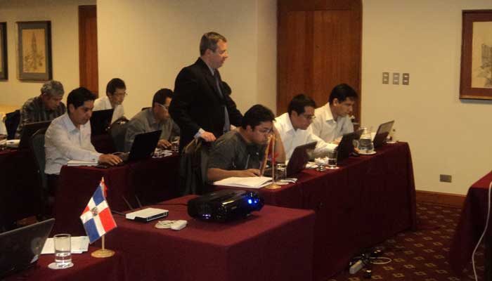 Asistiendo a los participantes durante el curso