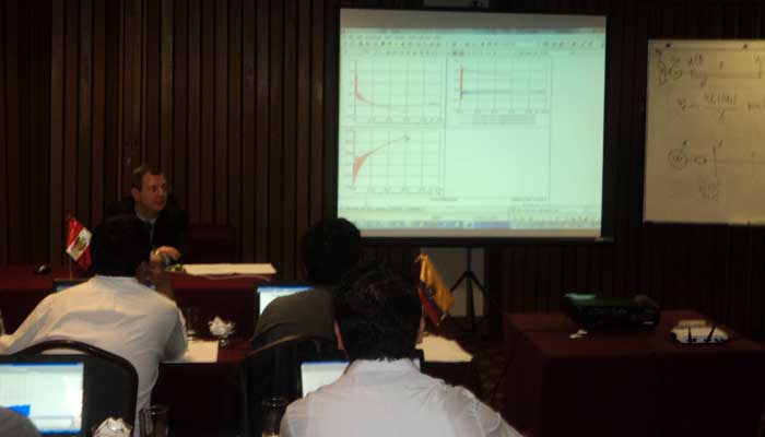 Flavio expande algunos conceptos de la parte teórica