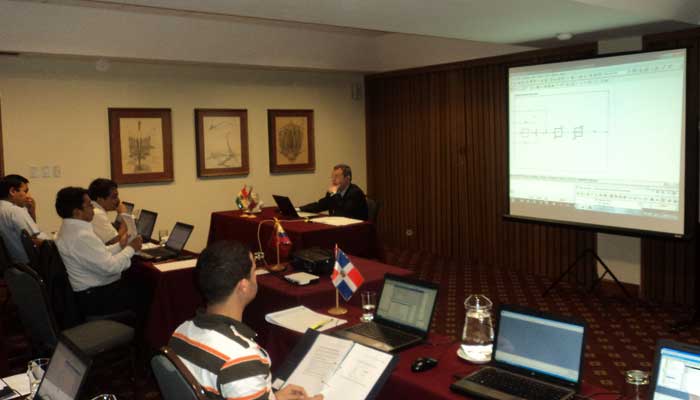 Flavio durante la exposición de los conceptos teóricos