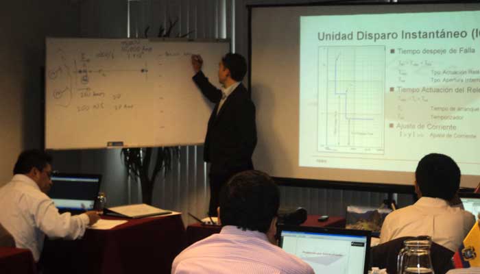 El expositor Oscar Amaya expandiendo algunas de las ideas