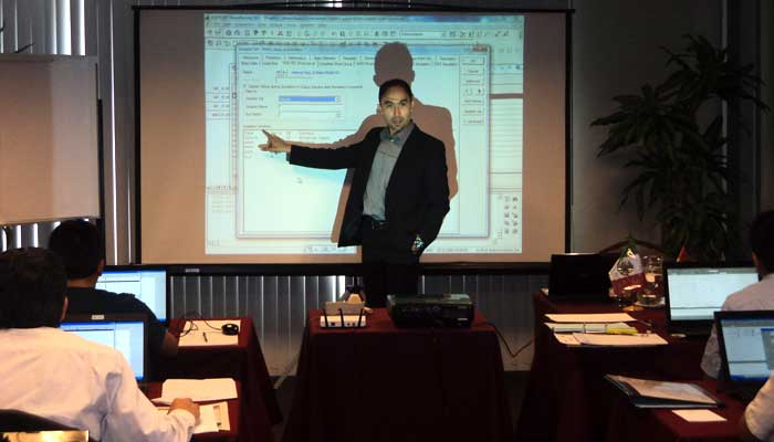 Oscar explicando los resultados