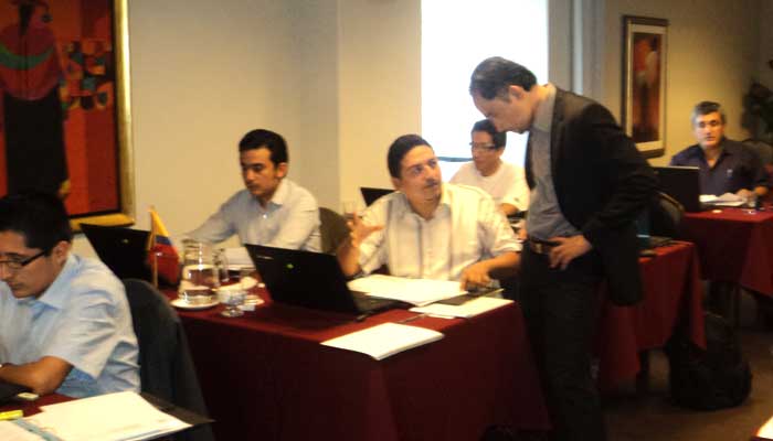 Apoyando a los participantes durante los ejercicios