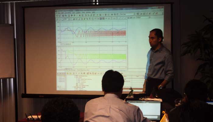 Oscar explica los resultados de la simulación