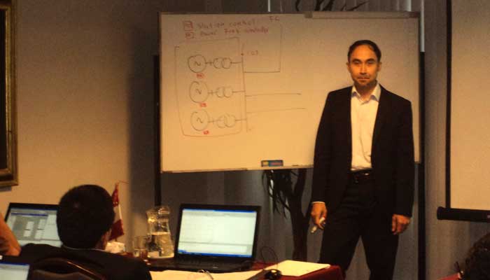 En la pizarra, dando más detalles sobre los conceptos