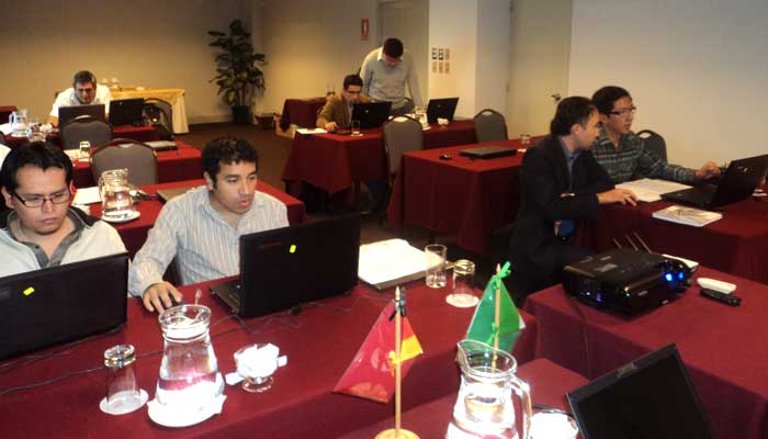 Oscar ayudando en el desarrollo de los ejercicios