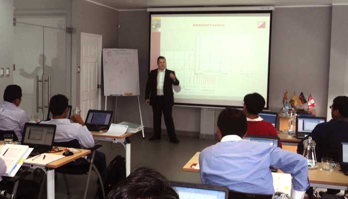 Flavio explica algunos conceptos teóricos