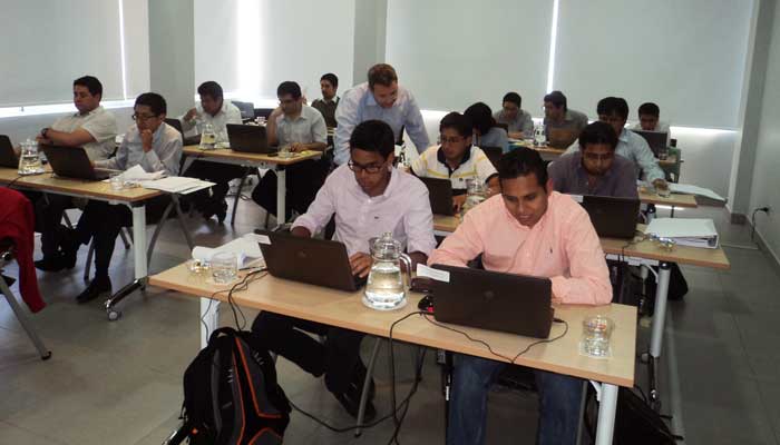 Flavio asiste a los asistentes durante el curso