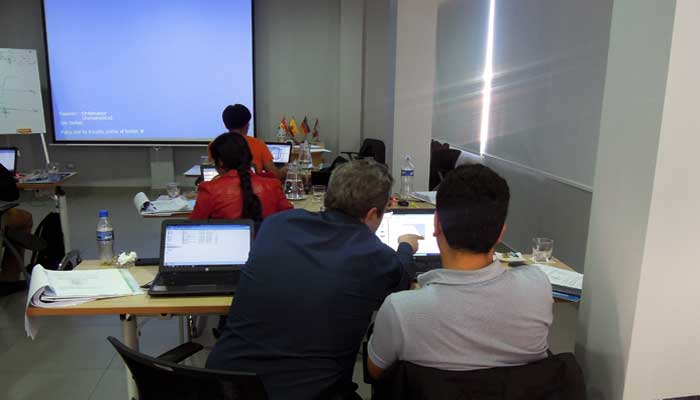 Flavio asiste a los asistentes durante los ejercicios