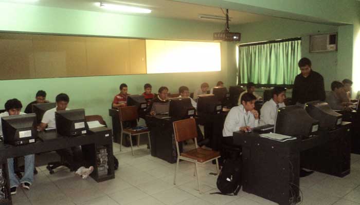 Ayudando a los estudiantes en la sesión de prácticas 