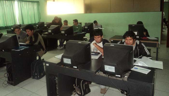 Carlos respondiendo las consultas durante el curso 
